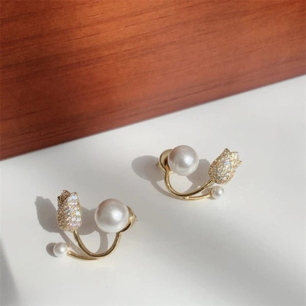 Beautiful Pearl Zircon Korean Flower Earrings For Women – Elegant Floral Design With Sparkling Zircon And Pearl Detailing | Premium Silver And Golden Fashion Jewelry For Parties, Weddings, And Daily Wear | Awt-999